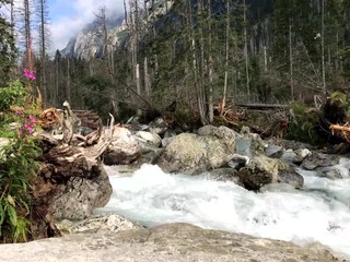 Po povodniach vo Vysokých Tatrách je pôda premočená, hrozí padanie skál a nemôžete ísť všade
