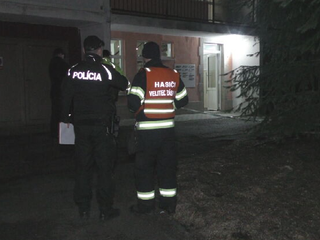 Dramatický pád z balkóna bytovky: Muž zostal nehybne ležať na betóne