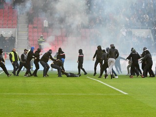 FOTO: Svetlice, kukláči, fanúšikovia na trávniku. Aj tak vyzeral zápas medzi Trnavou a Slovanom