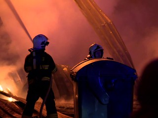 Z garážového zhoreniska si prví vlastníci vyniesli to, čo požiar nezničil. Museli dodržiavať prísne opatrenia