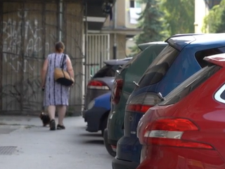 Parkovanie na chodníku bude čoskoro minulosťou. Sú samosprávy pripravené?