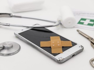 VIDEO: Ukrajinskému bojovníkovi zachránil život jeho telefón