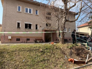 Výbuch plynu v Krupine zdemoloval bytovku. Muža s ťažkými popáleninami previezol vrtuľník