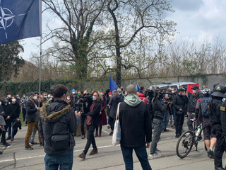 V Prahe pred ambasádou Ruska sa zišlo niekoľko ľudí. Na mieste dohliada polícia