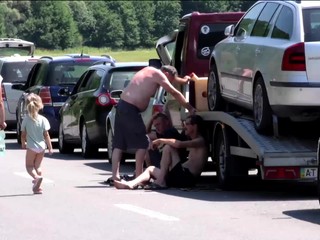 Na hranici s Ukrajinou stoja stovky áut. Ľudia začínajú z horúčav kolabovať, zasahovali záchranári