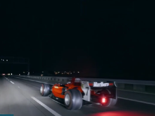 Policajti riešia kuriózny problém. Ako zastaviť formuly, ktoré jazdia po obyčajných cestách?