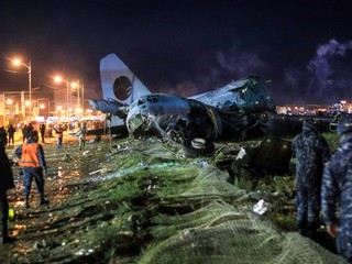 Spadlo lietadlo prevážajúce bankovky. Nehoda si vyžiadala 20 obetí, z miesta lietali peniaze