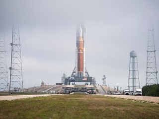 VIDEO: Blesk zasiahol štartovaciu rampu megarakety NASA, ktorú je vidieť aj z vesmíru