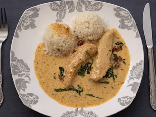 Kuracie prsia s omáčkou so špenátom a sušenými paradajkami