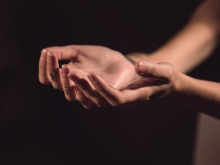 Brní vám v rukách a nohách? Aké sú najčastejšie dôvody?