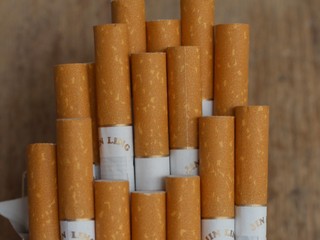 V známej destinácii Slovákov zakázali na pláži fajčiť