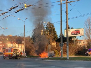 Na bratislavskej križovatke je auto v plameňoch. Jazdný pruh v smere do Lamača je neprejazdný