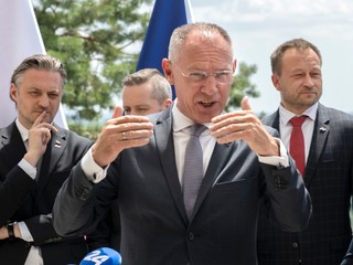 Kontroly na hraniciach so SR ostanú, kým bude treba, vyhlásil rakúsky minister