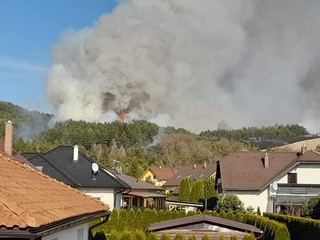 Rozsiahly lesný požiar: Dym je vidieť až na vzdialenosť osem kilometrov, zasahuje 17 hasičov a 40 dobrovoľníkov