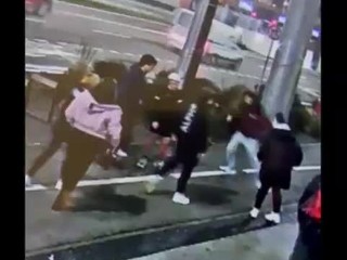 VIDEO: Pri obchodnom centre napadli mladíka. Vinník sa udal sám