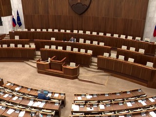Parlament schválil nový pandemický zákon: týka sa najmä zamestnávateľov