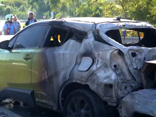 Reťazová zrážka vyvrcholila požiarom. Zhoreli dve autá