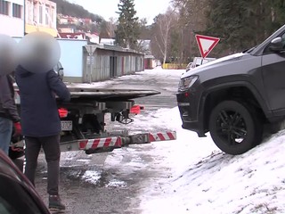 Auto zakliesnené na chodníku: Vodič si vraj myslel, že je to cesta