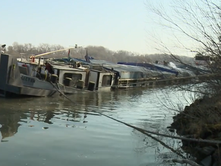 Na Dunaji pri Medveďove sa potápal šlep s tisíc tonami pšenice
