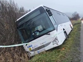 Autobus zišiel z cesty a skončil v priekope. Zranilo sa desať osôb