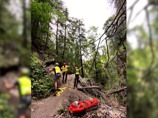 Turista spadol zo skaly. Na pomoc okrem horských záchranárov mu vyrazili aj leteckí