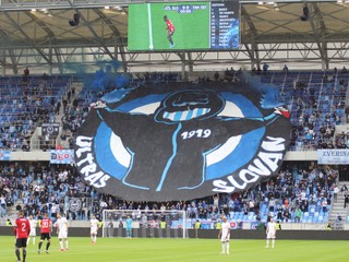 Miesto osláv bitka fanúšikov. Smutná oslava titulu Slovana