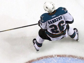 Handzuš opäť rozhodol o výhre neporazených Sharks v nájazdoch