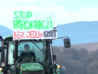 Nemáme z čoho žiť: Na traktoroch protestovali aj slovenskí farmári