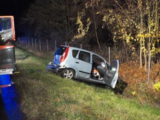 Žena vypadla na R1 z auta. Šoférka dostala šmyk