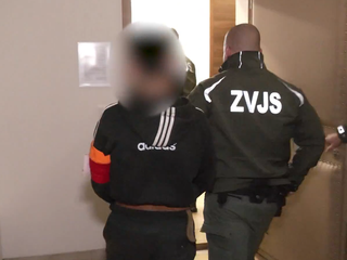 Pred súd predstúpili mladíci obvinení z brutálneho útoku na muža bez domova