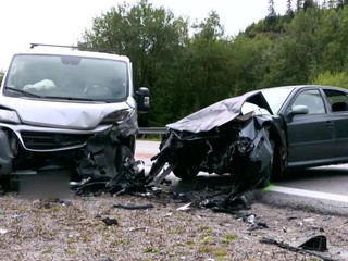 Tragická nehoda: Dôchodca dostal v zákrutách šmyk a prešiel do protismeru. Zrážku s dodávkou neprežil