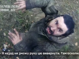 VIDEO: Američan zdvorilo zajal ruských vojakov. Zapálil im aj cigaretu