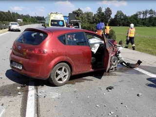 V dôsledku horúčav praskla cesta na diaľnici. Päť áut havarovalo a odhadovaná škoda je viac ako milión korún