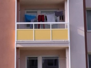 Humenčan nedovolil žene vyjsť z bytu. Viackrát ju udrel do tváre