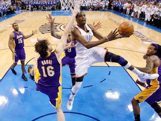 NBA: Philadelphia vyrovnala stav série s Bostonom, LA Lakers zdolali Oklahomu