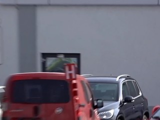 Najprv sekeru ukradol a potom s ňou zaútočil na ochrankára