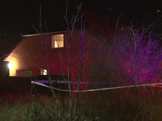 Tragédia pred Vianocami: Otec usmrtil manželku a zranil dcéru, následne nôž otočil proti sebe