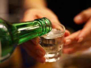 VIDEO: Takto sa správne pije kórejské sodžu