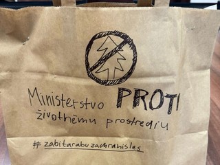 Kuriér doviezol jedlo na ministerstvo. Na taške bola výzva na zabitie Tomáša Tarabu