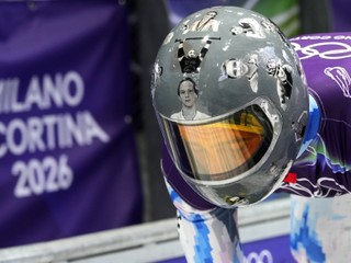 Ukrajinského olympionika diskvalifikovali za helmu s portrétmi obetí vojny. Zelenskyj mu udelil Rád slobody