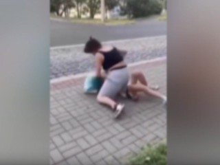 Brutálny útok na zastávke v Jirkove: Dievča dostávalo rany, aj pľuvance