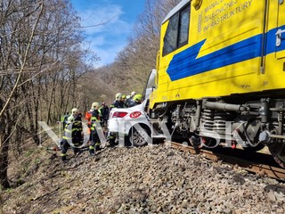 FOTO: Obrovské nešťastie na trati. Zrazil sa vlak s taxíkom