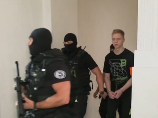 Samuela, ktorý dobodal na gymnáziu zástupkyňu a spolužiačku, priviedli pred súd