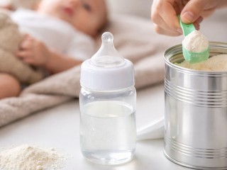 Nebezpečný toxín v dojčenskej výžive: ÚVZ SR varuje rodičov, výrobky sťahujú z trhu