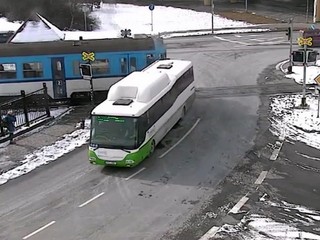 Tak toto bola tesnotka. Autobus prešiel cez priechod krátko pred vlakom