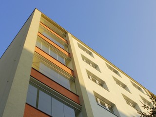 Ľudia v karanténe sú na balkónoch bez rúšok. Odborníci nevidia dôvod na paniku