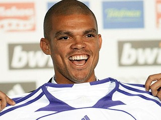 Prišiel s 5 eurami a žobral o jedlo už na letisku