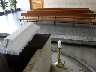 Historicky prvýkrát na Slovensku začínajú prehliadať mŕtvoly doktori, ktorí nemusia odbiehať z práce v ordináciách