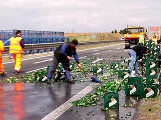 Pivári smútia: Z nákladného auta vypadli desiatky prepraviek zlatého moku