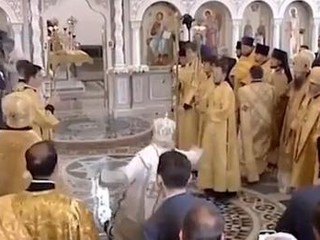 Hlava pravoslávnej cirkvi sa pošmykla na svätenej vode a padla na zadok